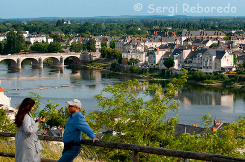 Saumur. Serpentejant les costeruts carrerons arribem fins als dominis del castell, des d'on s'obtenen una de les millors vistes d'aquesta zona de la Vall del Loira.