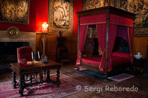 Expléndido interior del castillo. El Castillo de Brissac es el más alto de toda Francia. Se ubica estratégicamente sobre la rivera del Maine y a escasa distancia del Loira albergando gran cantidad de órdenes religiosas que reciben misioneros de todos los rincones del mundo. 