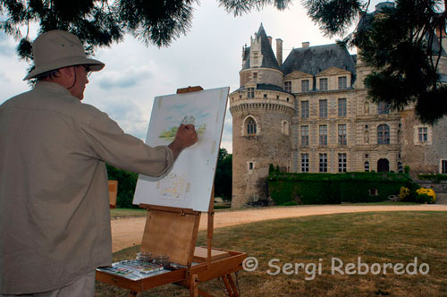 Pintando el castillo con pintura elaborada en vino. El Castillo de Brissac es el más alto de toda Francia. Se ubica estratégicamente sobre la rivera del Maine y a escasa distancia del Loira albergando gran cantidad de órdenes religiosas que reciben misioneros de todos los rincones del mundo. 