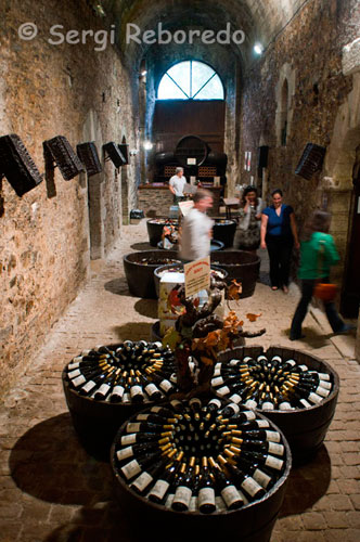 Venta de vino elaborada en el mismo castillo. El Castillo de Brissac es el más alto de toda Francia. Se ubica estratégicamente sobre la rivera del Maine y a escasa distancia del Loira albergando gran cantidad de órdenes religiosas que reciben misioneros de todos los rincones del mundo. 