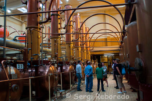 Interior de la fàbrica de Cointreau (www.remy-cointreau.com) on destil.len 30 milions de flascons d'aquest licor de gust de taronja.