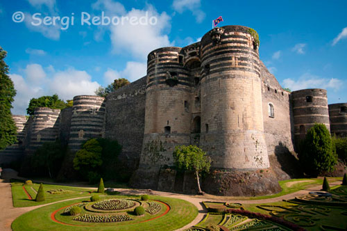 Visgtas exteriores del Castillo de Angers. Un paseo por el casco antiguo, una visita al mercado de la Plaza Saint Pierre, y por supuesto, una parada obligatioria en el castillo de Angers para poder admirar los famosos tapices inspirados en la Apocalipsis de San Juan serán las últimas seducciones de un viaje de ensueño, en el que romanticismo y deporte se fusionan.