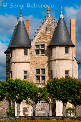 Castell d'Angers. Un passeig pel casc antic, una visita al mercat de la Plaça Saint Pierre, i per descomptat, una parada obligatioria al castell d'Angers per poder admirar els famosos tapissos inspirats en l'Apocalipsi de Sant Joan seran les últimes seduccions d'un viatge de somni, en què romanticisme i esport es fusionen.