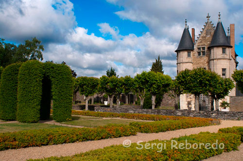 Jardins del Castell d'Angers. Un passeig pel casc antic, una visita al mercat de la Plaça Saint Pierre, i per descomptat, una parada obligatioria al castell d'Angers per poder admirar els famosos tapissos inspirats en l'Apocalipsi de Sant Joan seran les últimes seduccions d'un viatge de somni, en què romanticisme i esport es fusionen.