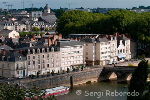 Vistes de la ciutat des del Castell d'Angers. Un passeig pel casc antic, una visita al mercat de la Plaça Saint Pierre, i per descomptat, una parada obligatioria al castell d'Angers per poder admirar els famosos tapissos inspirats en l'Apocalipsi de Sant Joan seran les últimes seduccions d'un viatge de somni, en què romanticisme i esport es fusionen.