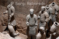 Algunes de les figures dels Guerrers de Xi'an. Alberga la col · lecció de figures de cavalleria de l'exèrcit Qin compost per més de 1.300 peces, entre cavalls i cavallers, disposades en catorze files, protegides per una avançada d'arquers agenollats. En aquesta sala també ens podem delectar més de prop amb la presència de cinc soldats: un parell d'arquers, un soldat amb el seu cavall i un parell d'oficials de mitjà i alt rang. Al poder-los contemplar a una distància menor es percep el grau de perfecció i manipulació de les escultures, en què està cuidat fins al mínim detall, tenint en compte, a més, que cap de les peces es va fer en sèrie i que cada peça és única i diferent a la resta. La fossa tres és la més petita i està ubicada vint metres al nord-est de la primera. En ella es troben únicament 72 figures, compostes principalment per oficials, comandants i generals d'alt rang pertanyents a la unitat de mando.Cuando un arriba a la fossa número u, l'envaeix un silenci interior, mostra de la sorpresa en contemplar en perspectiva les 6.000 figures de guerrers, carros i cavalls de terracota disposats en posició de batalla i alineats cap a l'extrem oriental