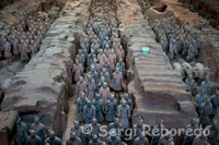 Plànol general de la fossa on s'encuetran els guerrers de Xi'an. El complex monumental dels Guerrers de Xi'An es compon de diverses fosses i és aconsellable començar per les menys importants, les fosses dues i les tres, i deixar la més gran i important, la un, per al final. La segona fossa és la més petita encara que la més organitzada. Alberga la col · lecció de figures de cavalleria de l'exèrcit Qin compost per més de 1.300 peces, entre cavalls i cavallers, disposades en catorze files, protegides per una avançada d'arquers agenollats. En aquesta sala també ens podem delectar més de prop amb la presència de cinc soldats: un parell d'arquers, un soldat amb el seu cavall i un parell d'oficials de mitjà i alt rang. Al poder-los contemplar a una distància menor es percep el grau de perfecció i manipulació de les escultures, en què està cuidat fins al mínim detall, tenint en compte, a més, que cap de les peces es va fer en sèrie i que cada peça és única i diferent a la resta.