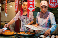 Venda de deliciosos pasetelitos dolços al barri musulmà de Xi'an. A més de les compres, si alguna cosa que a primera vista crida l'atenció és la gran quantitat de llocs de menjar, en els quals és possible menjar a qualsevol hora del dia. És un lloc que sempre es troba animat.