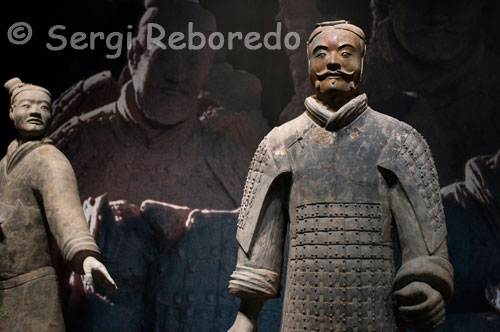 Entrada a l'exposició dels Guerrers de Xi'an. Les figures estan esculpides en terracota a una mida natural d'entre 1'76 i 1,82 metres, modelats d'un a un probablement a imatge i semblança de l'exèrcit que en aquell moment servia a l'emperador Qin Shi Huang. Totes les estàtues estaven més pintades en colors vius denota en els seus pentinats i vestimentes que pertanyien a ètnies diferents. Anys més tard, el 1980 es va fer un altre singular descobriment 20m a l'oest de la tomba de Qin: un parell de carros de bronze amb rodes amb tir de quatre cavalls, que reprodueixen fidelment els carros de gala i que s'exhibeixen en un petit museu ubicat a la dreta de l'entrada principal.