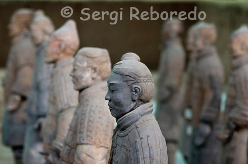 Detail on top of one of the Warriors of Xi'an. To see that they can be closer than it perceived the degree of perfection and handling of the sculptures, which is attentive to every detail, taking into account also that none of the parts are made in series and each piece is unique and different from the rest. The pit three is the smallest and is located twenty meters northeast of the first. It contains only 72 figures, composed mostly of officers, commanders and senior generals belonging to the control unit. When you reach the pit number one, it fills an inner silence, contemplating the wonder shows in perspective the 6,000 figures of warriors, chariots and horses arranged in battle position and aligned towards the eastern end