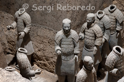 Algunas de las figuras de los Guerreros de Xi´an. Alberga la colección de figuras de caballería del ejército Qin compuesto por más de 1.300 piezas, entre caballos y caballeros, dispuestas en catorce filas, protegidas por una avanzadilla de arqueros arrodillados. En esta sala también nos podemos deleitar más de cerca con la presencia de cinco soldados: un par de arqueros, un soldado con su caballo y un par de oficiales de medio y alto rango. Al poderlos contemplar a una distancia menor se percibe el grado de perfección y manipulación de las esculturas, en las que está cuidado hasta el mínimo detalle, teniendo en cuenta, además, que ninguna de las piezas se hizo en serie y que cada pieza es única y diferente al resto. La fosa tres es la más pequeña y está ubicada veinte metros al noreste de la primera. En ella se encuentran únicamente 72 figuras, compuestas mayormente por oficiales, comandantes y generales de alto rango pertenecientes a la unidad de mando. Cuando uno llega a la fosa número uno, le invade un silencio interior, muestra del asombro al contemplar en perspectiva las 6.000 figuras de guerreros, carros y caballos de terracota dispuestos en posición de batalla y alineados hacia el extremo oriental