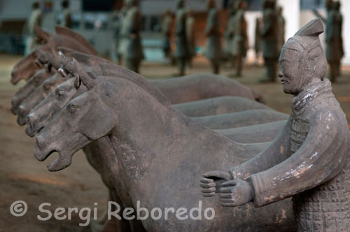 Warriors of Xian. Fruit of estaperturbación, historians have, that Qin Shi Huang hoped to continue his reign after death and it does not skimp on resources. His ambition led him to recruit 700,000 soldiers across the country to work in his eternal home megalithic that extends over an area of 56 km cuadrados.El monumental complex of the Warriors of Xi'An is composed of several mass and it is advisable start with the least important, the mass two and three, and leave the largest and most important, the one, for last. The second pit is the smallest but the most organized. It houses the collection of figures of Qin army cavalry composed of more than 1,300 pieces, among horses and horsemen, arranged in fourteen rows, protected by an advance party of archers kneeling.