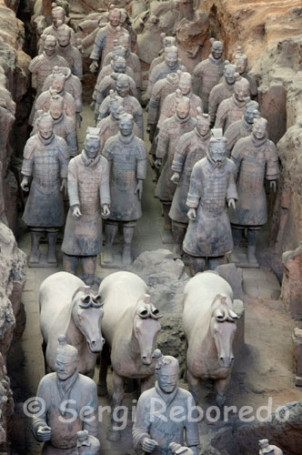 L'EXÈRCIT DE GUERRERS DE TERRACOTA. Qin Shi Huang. El Primer Emperador va passar a la història amb l'assoliment d'haver unificat Xina. Va començar regnant a la primerenca edat de 13 anys i el seu mandat no va passar desapercebut. Algunes de les seves gestes van ser conquistar sis grans regnes, unificar les mesures, la moneda i l'escriptura, construir infinitat de carreteres i canals, i crear un govern centralitzat i eficient que va servir de model per a la resta de dinasties que van precedir. Però no tothom ho recorda per les seves proeses ja que també van ser incomptables les seves atrocitats entre les que es recorden, com, per exemple, esclavitzar milers de congèneres per obligar-los a treballar en les seves faraòniques construccions, cremar gairebé tots els textos escrits anteriors a l'època, enterrar vives a unes 500 persones que es van manifestar contràries als seus interessos, a més de tenir fama de paranoic.