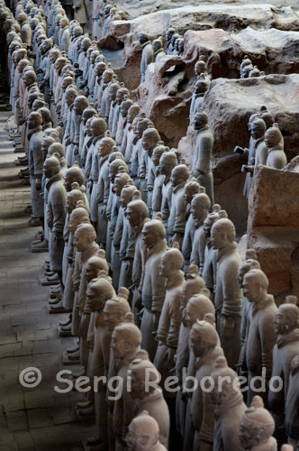 L'EXÈRCIT DE GUERRERS DE TERRACOTA. Sota uns quants metres cúbics de sorra vermella, es van trobar 7.000 guerrers de terracota fent guàrdia al costat del mausoleu de l'emperador Qin Shi Huang. El Primer Emperador va passar a la història amb l'assoliment d'haver unificat Xina. Va començar regnant a la primerenca edat de 13 anys i el seu mandat no va passar desapercebut. Algunes de les seves gestes van ser conquistar sis grans regnes; unificar les mesures, la moneda i l'escriptura; construir infinitat de carreteres i canals, i crear un govern centralitzat i eficient que va servir de model per a la resta de dinasties que van precedir.