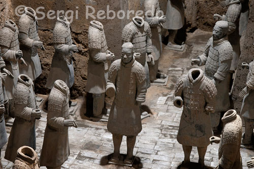 EL EJÉRCITO DE GUERREROS DE TERRACOTA. Zona arqueológica de Bingmayong; situada a 35 kilómetros al este de la ciudad. El descubrimiento de estos guerreros; como la mayoría de descubrimientos arqueológicos; se produjo por una casualidad. Era la primavera de 1974 y unos campesinos excavaban un pozo cerca del monte Li; cuando; de repente; encontraron los fragmentos de una de las estatuas de terracota. Antes del hallazgo ya existían rumores de que cerca de la ciudad de Li Tong se encontraba sepultado el primer emperador de China; y los rumores se convirtieron en ciencia cierta.