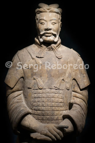 Busto de uno de los Guerreros de Xi´an. En esta sala también nos podemos deleitar más de cerca con la presencia de cinco soldados: un par de arqueros; un soldado con su caballo y un par de oficiales de medio y alto rango. Al poderlos contemplar a una distancia menor se percibe el grado de perfección y manipulación de las esculturas; en las que está cuidado hasta el mínimo detalle; teniendo en cuenta; además; que ninguna de las piezas se hizo en serie y que cada pieza es única y diferente al resto. La fosa tres es la más pequeña y está ubicada veinte metros al noreste de la primera. En ella se encuentran únicamente 72 figuras; compuestas mayormente por oficiales; comandantes y generales de alto rango pertenecientes a la unidad de mando.