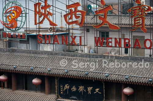 Illuminated signs outside the Muslim Quarter of Xi'an. The neighborhood streets that surround the first glance resemble Moroccan or Tunisian souks, although in this case something more sober. This is the perfect place to stock up on souvenirs at good prices.