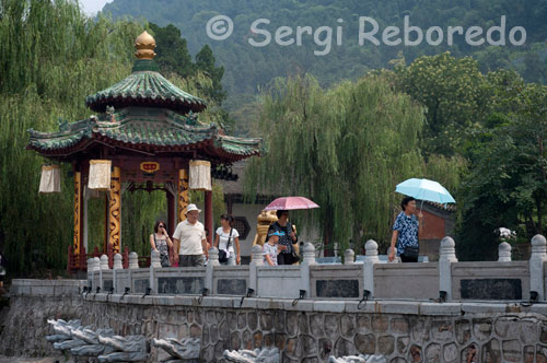 TERMAS DE HUAQING Aprovechando el trayecto del autobús que llega a la zona arqueológica de los guerreros de terracota; se puede aprovechar para hacer una parada técnica en las Termas de Huaquing; sobretodo si el día acompaña