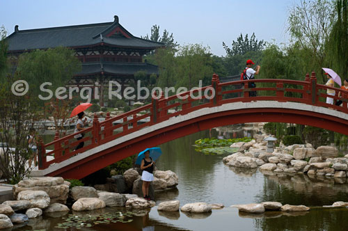 TERMES DE HUAQINGDurante la dinastia Tang, aquest va ser el lloc predilecte per banyar-se i gaudir de l'entorn enjardinat pels emperadors i les seves concubines.