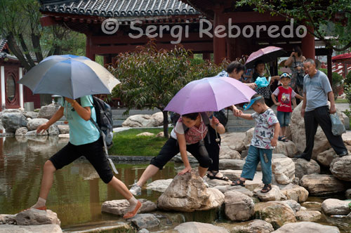 TERMAS DE HUAQINGA En la actualidad, todavía se conservan algunos baños termales públicos en los que el agua alcanza los 43ºC, aunque la mayoría de turistas opta por pasear por las zonas boscosas o bien subir hasta el templo taoísta situado en el monte Li Shan, llamado también “monte del Caballo Negro” por la forma en que se asemeja la montaña a la silueta de un equino.