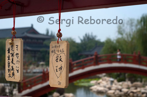 Fonts Termals de HuaqingPoder passar un temps en les deus de Huaqing; a 35 km a l'est de Xi'an, als peus de la Muntanya Lish, és un plaer que hauria de poder permetre qualsevol que visiti Xi'an. Durant segles els emperadors venien aquí per banyar-se i gaudir del seu entorn, ha estat un lloc de descans des de la dinastia Tang. Es pot visitar tornant de veure l'exèrcit de terracota. Durant la dinastia Zhou de l'Oest, el Palau Li va establir aquí un lloc d'esbarjo. Posteriorment el primer emperador Qin va construir una piscina de pedra; rebent el nom de "fonts termals Lish"; el seu ús es va continuar per l'Emperador Marcial Wudi, de la dinastia Han, però, l'associació més forta va ser amb la dinastia Tang, i la majoria d'edificis presents actualment són d'estil Tang   