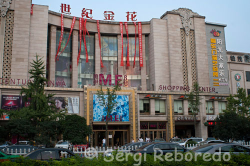 M.E. Mall near the Tower of the campaigns. Xi'an. XI'AN guerreros.Hogar City of the Terracotta Warriors of Emperor Qin Shi Huang, capital of twelve dynasties starting point of the Silk Road at its eastern end, the political center of China during the centuries of its peak and last but not least, a wall built during the Ming dynasty, give this city a vital importance to understand the historical background of the Asian giant.