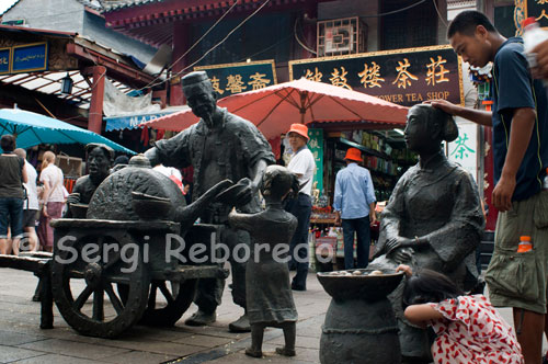 Estatuas de metal en la entrada del barrio muslman de Xi´an. Después de haber visitado los guerreros de terracota; uno cree que Xi´an difícilmente puede volver a sorprendernos; pero no es así. Cuando uno se pasea por el barrio musulmán descubre cosas tan auténticas como asombrosas.El lugar ha sido morada durante siglos de más de 30.000 chinos musulmanes pertenecientes a la minoría étnica de los Hui; descendientes de persas; árabes y centroasiáticos; que huyendo de las invasiones mongolas se establecieron en esta parte de China en la época de la dinastía Ming.