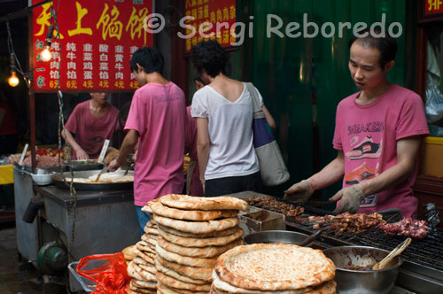 Lloc de menjar de carrer al barri musulmà de Xi'an. A més de les compres; si alguna cosa que a primera vista crida l'atenció és la gran quantitat de llocs de menjar, en els quals és possible menjar a qualsevol hora del dia. És un lloc que sempre es troba animat. En els forns a peu de carrer s'elaboren unes delicioses coques de pa a les que després se li poden afegir infinitat d'ingredients, els saborosos dolços fregits amb oli de sèsam també juguen un paper importantíssim, al igual que els fruits secs que es troben a cada cinc passos.