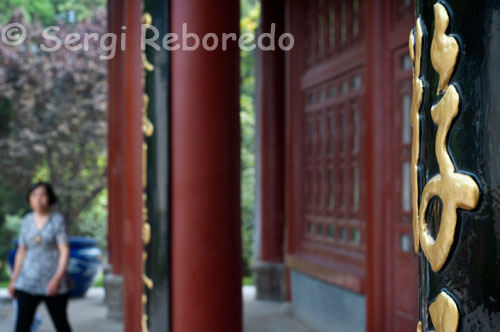 Puerta de salida de Hiaquing.Las aguas termales de Huaqing está situado en el pie de monte Li; a unos 35 kilómetros al este de la ciudad de Xi’an; provincia de Shaanxi. Porque el Palacio fue construido alrededor de las aguas termales; así que aquí también es llamado Palacio Huaqing. Según los registros históricos; las aguas termales en el Palacio de Huaqing fue descubierta en la dinastía Zhou Occidental. En la dinastía Han; aquí fue construido Palacio temporal para el emperador y nobles; el magnífico palacio llamado Huaqing Palacio fue construido en la dinastía Tang. Los edificios originales quedaron arruinados por las guerras y el viento y las lluvias. El Palacio existente fue construido en 1959 con el diseño de los registros históricos. Huaqing termales ha sido lugar escénico desde la antigüedad.El grupo de nueve-dragón; la agrupación de flor de loto y la sala de Drifting de las heladas son las estructuras de renombradas en el Palacio de Huaqing. El Emperador Xuanzong de la dinastía Tang y su querida Lady Yang habían hecho su hogar en el Salón de Drifting Frost. Como se describe en el largo poema Song of Sorrow eterna por Bai Juyi; un famoso poeta de la dinastía Tang; un día de primavera fría fue ordenado y bañarse en el Palacio de Huaqing baños y el agua caliente se deslizó hacia abajo y su cuerpo jade brillante; . Según los registros históricos; casi cada invierno; Emperador Xuanzong tomó Lady Yang a pasar días fríos en el Palacio de HuanqingUna placa horizontal sobre la puerta de entrada principal lleva el nombre del edificio “???” (que significa Huaqing termales). Entrar en la entrada; podemos ver dos Cedros altísimos y dos piscinas de palacio como zigomorfas. Pasando por estos dos piscinas y llegar al nuevo grupo; el grupo de nueve-dragón entran en vista. En el este de la agrupación de nueve-dragón es Yichun Hall; el norte es la sala de Drifting Frost y Occidente es Chenxiang Hall. Se forma de flor de loto; la agrupación viene el nombre de la agrupación de flor de Lotus donde puede bañarse sólo emperador. Tradicionalmente; los funcionarios de Gobierno bañaron en la piscina de Shandshi. También hay Guifei piscina donde bañado Lady Yang.El incidente de Sian asombroso ocurrió el 12 de diciembre de 1936 en el Palacio de Huaqing. Xi’an incidente causado directamente la segunda cooperación Kuomingtand-comunista contra Japón; que es el punto de inflexión importante en la historia de la guerra chino-japonesa.