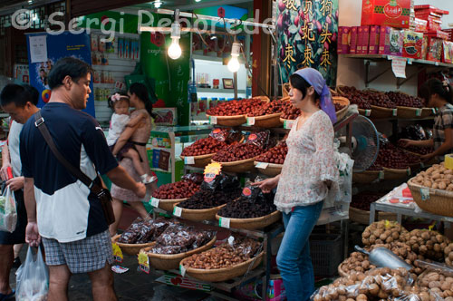 Venta de toda clase de frutos secos en las tiendas del barrio musulman de Xi´an. Además de las compras; si algo que a primera vista llama la atención es la gran cantidad de puestos de comida; en los cuales es posible comer a cualquier hora del día. Es un lugar que siempre se encuentra animado. En los hornos a pie de calle se elaboran unas deliciosas tortas de pan a las que luego se le pueden añadir infinidad de ingredientes; los sabrosísimos dulces fritos con aceite de sésamo también juegan un papel importantísimo; al igual que los frutos secos que se encuentran a cada cinco pasos.