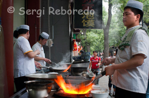 Cocineros en el barrio musulman de Xi´an. En los hornos a pie de calle se elaboran unas deliciosas tortas de pan a las que luego se le pueden añadir infinidad de ingredientes; los sabrosísimos dulces fritos con aceite de sésamo también juegan un papel importantísimo; al igual que los frutos secos que se encuentran a cada cinco pasos.