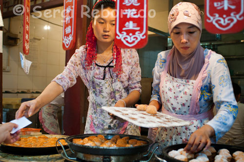 Venda de deliciosos pasetelitos dolços al barri musulmà de Xi'an. A més de les compres, si alguna cosa que a primera vista crida l'atenció és la gran quantitat de llocs de menjar, en els quals és possible menjar a qualsevol hora del dia. És un lloc que sempre es troba animat.