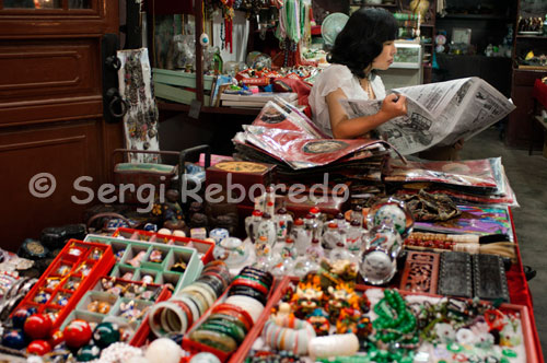 Souvenirs en las tiendas del barrio musulman de Xi´an. Aquí encontraremos camisetas; bolsos; relojes; pulseras; pinturas; jarrones; guerreros de terracota en todos los tamaños y materiales; y cualquier otra artesanía que podamos imaginar; junto a las imitaciones de las grandes marcas.