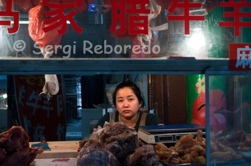 Carnicería en el barrio musulman de Xian. Cuando uno se pasea por el barrio musulmán descubre cosas tan auténticas como asombrosas.El lugar ha sido morada durante siglos de más de 30.000 chinos musulmanes pertenecientes a la minoría étnica de los Hui; descendientes de persas; árabes y centroasiáticos; que huyendo de las invasiones mongolas se establecieron en esta parte de China en la época de la dinastía Ming.