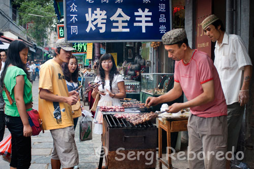 Vendedor de pinchitos en el barrio musulman de Xi´an. Cuando uno se pasea por el barrio musulmán descubre cosas tan auténticas como asombrosas.El lugar ha sido morada durante siglos de más de 30.000 chinos musulmanes pertenecientes a la minoría étnica de los Hui; descendientes de persas; árabes y centroasiáticos; que huyendo de las invasiones mongolas se establecieron en esta parte de China en la época de la dinastía Ming.