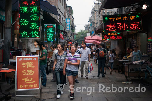 Carrerons amb multitud de botigues de menjar al barri musulmà de Xi'an. La moneda oficial és el renminbi (CNY), que significa moneda del poble i que la seva unitat bàsica és el iuan. El iuan es divideix al seu torn en 10 jiao i aquests es divideixen al seu torn en 10 fen. 1 euro són 8 i 85 iuans. Hi ha bitllets d'1, 5, 10, i 100 iuans, i monedes d'1 iuan, de 1, 2 i 5 jiao i d'1, 2 i 5 fen. Les targetes internacionals com ara Visa, Diners Club, Mastercard i American Express s'admeten en els establiments i hotels de cert nivell.; L'euro i el dòlar es canvien sense cap tipus de problemes com els xecs de viatge, encara que aquests solen tenir una comissió afegida.