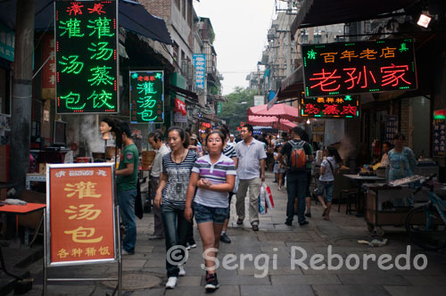 Alleys with lots of food stores in the Muslim Quarter of Xi'an. The official currency is the renminbi (RMB) currency means the people and that its basic unit is the yuan. The yuan is divided into 10 jiao time and these are further divided into 10 fen. 1 euro is 8, 85 Yuan. There are notes of 1, 5, 10, and 100 yuan, and 1 yuan coins, of 1, 2 and 5 jiao and 1, 2 and 5 fen. International cards such as Visa, Diners Club, MasterCard and American Express are supported in the establishments and hotels a certain level.; The euro and the dollar change without any problems like traveler's checks, although these often have a small commission.