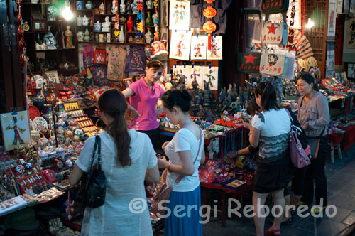 Tiendas de artesanía en el interior de la zona amurallada de Xi´an. Xi´an es un verdadero paraíso para las compras; ya que se suelen conseguir productos maravillosos a buenos precios. Artículos elaborados a mano; como estatuas talladas; lámparas; cestas o jarrones chinos son una constante en todos los mercados. El producto típico por excelencia son los guerreros de terracota; que se pueden encontrar elaborados en diferentes acabados y precios. Aunque en Xi´an hay muchas tiendas que venden artesanía local; encontraremos la mayor parte de la oferta apelotonada en los callejones del barrio musulmán. Si se tiene intención de ir hacia Beijing es aconsejable hacer las compras de imitaciones en esta ciudad; sobretodo las de ropa. 