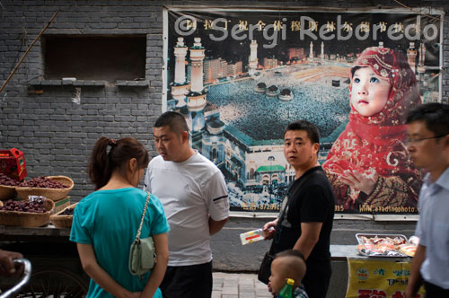 Callejones con multitud de tiendas de comida en el barrio musulman de Xi´an. Xian sirvió a la China como capital del Imperio durante más de diez dinastías. Su posición en el extremo final de la Ruta de la Seda contribuyó al desarrollo comercial de esta ciudad atrayendo mercaderes de todos los alrededores.Hoy en día, Xian es una ciudad moderna y vibrante y no faltan los edificios altos, el tráfico pesado, los centros comerciales y restaurantes rápidos...Además, Xian es el epicentro de más de 500 Universidades lo que constituye una atracción a las empresas en busca de acceso a mano de obra calificada. Esto ha contribuído a que Xian se convierta en ciudad clave para el desarrollo del Occidente de China, un factor muy importante ya que el crecimiento y progreso del país ha sido limitado, hasta muy recientemente, a las ciudades en la costa Oriental.