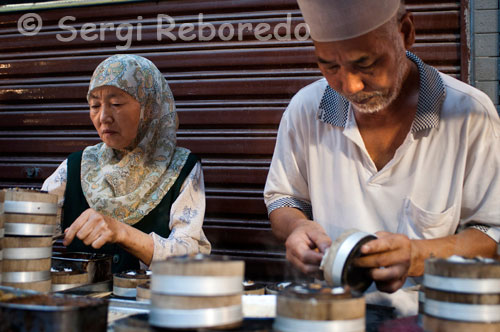 Puesto de comida callejera en el barrio musulman de Xi´an.; Este barrio se caracteriza; sobre todo; por su mestizaje cultural. Esto no solo se refleja en la sociedad; la forma de vestir de sus habitantes; su religión o sus edificaciones; sino también por su gastronomía.