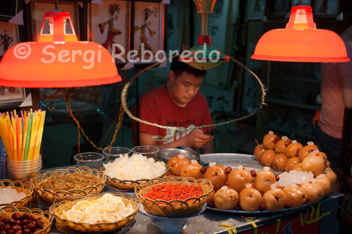 Puesto de comida callejera en el barrio musulman de Xi´an.; El barrio musulmán de Xi’an se convierte así en uno de los principales atractivos a disfrutar durante nuestra estancia en la ciudad. Sus calles; más que de tintes asiáticos; recuerdan a un zoco árabe; con sus decenas de puestos de comida cuyos aromas se extienden hasta el último rincón.Uno puede regresar día tras día a este barrio; y siempre encontrará algo diferente que llame su atención. El simple acto de observar a los vendedores constituye un entretenimiento; y por la noche; cuando los puestos se iluminan con tenues lucecitas; el ambiente se torna verdaderamente mágico.