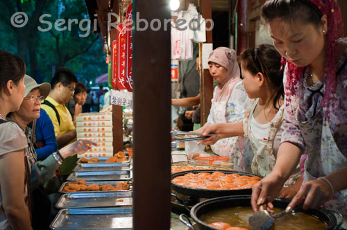 Deliciosos pasetelitos dolços en una botiga del barri musulmà de Xi'an. Passejar avui pel barri musulmà de Xi'an és sortir de la Xina per traslladar a l'orient mitjà que recorda als carrers de Han el Halili al Caire. És ficar-se de cap en les laberíntics carrers estrets plens de basars; mercats, llocs de menjar tallers i molts molts records!