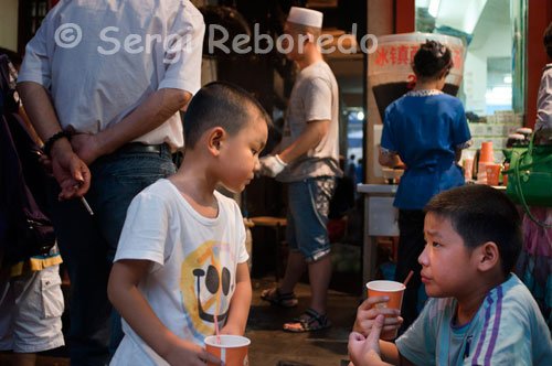 Dos niños en el barrio musulman de Xi´an. Está habitado desde hace muchísimo tiempo por la comunidad de Hui; estos profesan la religión musulmana.Posee muchas callejuelas por donde perderse; redordándome mucho a los Zocos tunezinos; pero estos bastante más sombrios.Sombrios pero a la vez llenos de vida; encontrareis teterias; carnicerias; verdaderos hornos a pie de calle; tiendas con todas clase de comida.