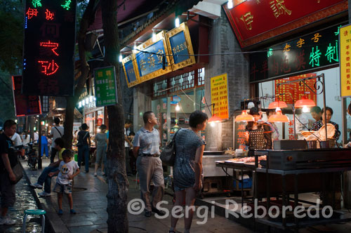 Lloc de menjar de carrer al barri musulmà de Xi'an.; Es requereix un certificat de vacunació contra la febre groga per a persones procedents de zones afectades. No és obligatòria cap tipus de vacuna, tot i que és recomanable estar vacunat de l'hepatitis A / B, el tètanus i l'encefalitis japonesa. És molt important no beure aigua que no estigui embotellada i la fruita ha de pelar-se sempre.