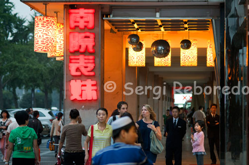 Tiendas y hoteles en el interior de la zona amurallada de Xi´an. En la parte interior de las murallas que rodean la ciudad; un par de monumentos merecen un alto en el camino. En la rotonda más concurrida de la ciudad; y rodeada de centros comerciales; se alza la Torre de la Campana. En un principio en este lugar se ubicaba una enorme campana que diariamente doblaba al alba y daba el tiro de salida al inicio de las actividades cotidianas; además de abrir las puertas de la ciudad.