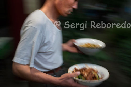 Comida en la Gran Mezquita en el barrio musulman de Xián.Se construyó orientada hacia el este en el año 742 durante la dinastía Tang aunque posteriormente fue restaurada durante las dinastías Ming y Qing. El lugar más destacado es el Salón Principal que se utiliza cinco veces al día para el rezo.