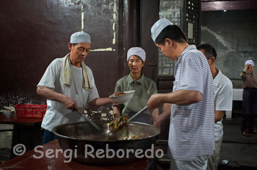 Dinar a la Gran Mesquita al barri musulmà de Xián.El enclavament de reunió del barri és La Gran Mesquita que es troba ubicada al cor del soc. Els homes, amb poblades barbes blanques i bonet blanc van i vénen en compassada sintonia, mentre les seves dones abillades amb mantellina negra d'encaix es fan càrrec dels negocis familiars. La mesquita està erigida en una barreja arquitectònica d'art xinès i islàmic, sent una de les majors de tota la República Popular de la Xina, ja que ocupa 12.000 metres quadrats. Es va construir orientada cap a l'est l'any 742 durant la dinastia Tang encara que posteriorment va ser restaurada durant les dinasties Ming i Qing. El lloc més destacat és el Saló Principal que s'utilitza cinc vegades al dia per al rés. En el seu interior, en el qual destaca el sostre pintat en color turquesa, es poden admirar gravats en banús versos de l'Alcorà. El complex també compta amb pati interior en què els creients sopen cada nit mentre reflexionen sobre assumptes religiosos. Quan cau la nit, unes bombetes multicolors engalanen el minaret i el mur dels esperits; dissenyat per mantenir allunyats els dimonis.