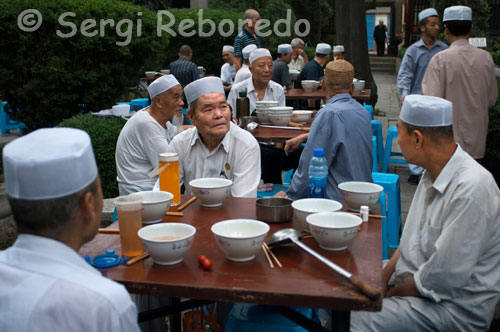 Comida en la Gran Mezquita en el barrio musulman de Xián.Se construyó orientada hacia el este en el año 742 durante la dinastía Tang aunque posteriormente fue restaurada durante las dinastías Ming y Qing. El lugar más destacado es el Salón Principal que se utiliza cinco veces al día para el rezo. En su interior; en el que destaca el techo pintado en color turquesa; se pueden admirar grabados en ébano versos del Corán. El complejo también cuenta con patio interior en el que los creyentes cenan cada noche mientras reflexionan sobre asuntos religiosos.