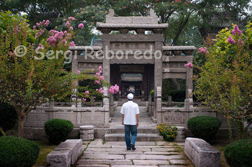 The Great Mosque in the Muslim Quarter of Xian. The most prominent is the Main Hall is used five times a day for prayer. The interior, which highlights the turquoise painted ceiling, you can admire ebony engraved verses from the Koran. The complex also features a courtyard in which believers have dinner every night as they reflect on religious matters. When night falls, a multi-colored bulbs decorate the minaret and the wall of the spirits, designed to ward off demons.