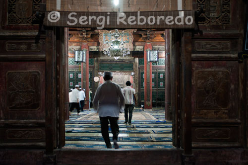 The Great Mosque in the Muslim Quarter of Xián.El neighborhood gathering spot is the Grand Mosque is located in the heart of the souk. The men, with white beard and white cap back and forth in rhythmic harmony, while their wives dressed in black lace mantilla take over the family business. The mosque is built in an architectural mixture of Chinese and Islamic art, being one of the largest in the Republic of China, as it occupies 12,000 square meters.